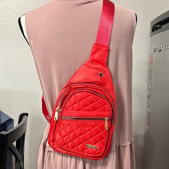 NIP Solid Color Quilted Adjustable Strap Crossbody Fanny Pack - Picture 1 of 7